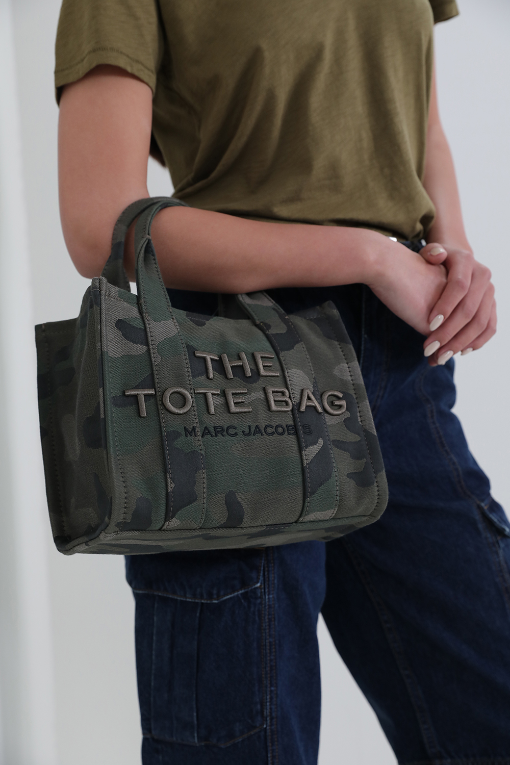 תמונת כל הלוק של תיק טוט סמול MARC JACOBS